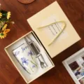 Set regalo tazza in ceramica con cucchiaio e agitatore, elegante design floreale in scatola. - 600ml / Iris + confezione regalo