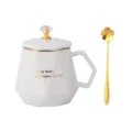 Weißer Keramik Kaffebecher mit Deckel und Goldlöffel, geometrisches Design, edle Tasse. - Weiß