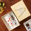 Set tazza in ceramica con cuori colorati, cucchiaio e coperchio per caffè e colazione. - 600ml / Cuore + Confezione Regalo