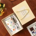 Grazioso set regalo di tazza in ceramica con cucchiaio e cannuccia per caffè, latte e colazione. - 600ml / A Pois + Confezione Regalo