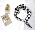 Vista dettagliata del foulard in seta a pois neri e bianchi con fibbia magnetica di perle. - KK-2