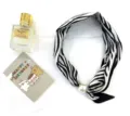 Dettaglio sciarpa seta zebrata con grande chiusura magnetica di perla, foulard elegante. - KK-4