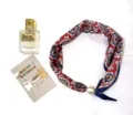 Vue détaillée du foulard en soie à imprimé floral rouge avec un grand fermoir aimanté en perle. - KK-6