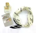 Dettaglio sciarpa di seta con chiusura magnetica di perle, foulard decorativo elegante donna. - KK-1