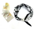 Sciarpa in seta con motivo floreale nero e bianco ed elegante chiusura magnetica di perle. - KK-3