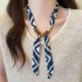 Blauwe bedrukte smalle zijden sjaal ketting met houten kralen accessoire elegante damesketting - Donkerblauw