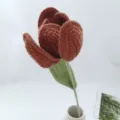 Handgemachte braune Häkel-Tulpe Detailansicht, perfekt für schöne Heimdekoration. - Brauntöne