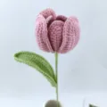 Detailaufnahme der handgefertigten Häkel-Tulpe in Rosa, feine Wolltextur für schöne Deko. - Lila Serie D