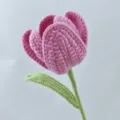 Handgehäkelte rosafarbene Tulpenblume Detail, exquisite Wolle ewige Blumen Deko für Zuhause. - Lila Serie C