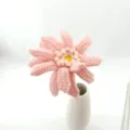 Fleur de gerbera rose crochetée à la main détail dans vase en céramique, décoration maison. - Rose