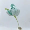 Handgehäkelte Tulpenblüte Detailansicht, ideal für Heimdekoration und Geschenke. - Blaue Serie B