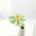Détail de fleur de gerbera au crochet artisanale, fleur en laine artificielle déco. - Vert