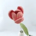 Handgemachte gehäkelte rosa Tulpenblüte Nahaufnahme Detailansicht, süße Wollstrick Dekoration. - Rosa Serie D