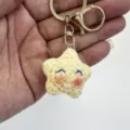 Llavero de estrella lindo hecho a mano de ganchillo para bolso con anillo de metal dorado. - Colgante de estrellita estilo B