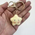 Llavero de estrella de ganchillo hecho a mano lindo colgante de bolso con cierre metálico dorado. - Estrellita estilo C