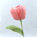 Vista detallada de tulipán rosa tejido a mano al crochet, hermosa artesanía de lana. - Serie rosa B