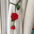 Handmade crochet rose flower curtain tieback, creative woven drape holder for home decor. - Rose Style