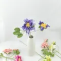 Bouquet de fleurs au crochet fait main dans un vase blanc, idéal pour la déco et cadeaux. - Violet