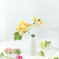 Bouquet de fleurs de pivoine au crochet fait à main avec un vase blanc pour décoration maison - Jaune