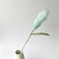 Handgemachte gehäkelte Salbei Blume mit Keramikvase, minzgrüne gestrickte Heimdeko Variante. - Helles Cyan
