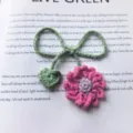 Handmade crochet flower bookmark, green yarn bow and pink floral design, cute reading accessory. - Rouge Red