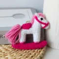 Llavero de caballo balancín tejido a crochet hecho a mano, colgante de bolso rosa y blanco. - Caballito balancín (rosa)