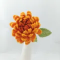 Bouquet de fleurs de dahlia dégradé au crochet fait main pour décoration d'intérieur. - Produit fini dégradé rouge et orange