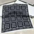 Vista dettagliata del foulard in seta a quadri bianco e nero, elegante decorazione per il collo. - HX-1