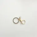 Goldfarbener Metallschlüsselanhänger mit rundem Ring und Karabinerhaken als Zubehör. - Stück / Mit Schlüsselkette