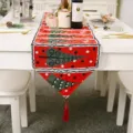 Camino de mesa navideño con motivo de árbol rojo y borla para decoración de comedor festivo. - Árbol de Navidad