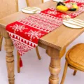 Roter Weihnachtstischläufer mit Schneeflocken-Muster, festliche Esstisch-Dekoration Variante. - Stil E Schneeflocke