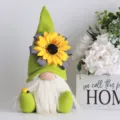 Bonito peluche de gnomo verde con girasol y barba blanca para la hermosa decoración del hogar. - Verde