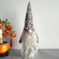 Weihnachtliche gestrickte Wichtel Weinflaschenhülle mit langem grauem Bart und Schneeflocken Muster - Hellbrauner Bart