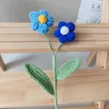Ramo de flores bouffant de ganchillo hecho a mano, hermoso regalo floral de lana tejida. - Degradado Azul Oscuro