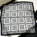 Classico foulard in seta nero e bianco con elegante motivo floreale a griglia e cachemire. - HX-4