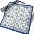 Sciarpa di seta a quadri blu e bianco stile francese, elegante accessorio floreale paisley. - HX-3