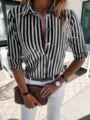 Nahaufnahme Detail der schwarz-weißen vertikal gestreiften Damen Bluse mit Knopfleiste. - S / Schwarz