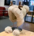 Joli bonnet d'hiver en peluche avec bois de renne et pompons, bonnet chaud tricoté pour femmes - M (56-58cm) / Chapeau Peluche Oreillettes Bois de Cerf Beige