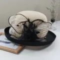 Élégant chapeau de mode vintage Hepburn en lin d'été pour femme avec détails en tulle noir. - Style Bord Roulé en Lin / Kaki