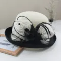 Élégant chapeau fascinateur en résille et plumes vintage, coiffe chic de thé d'été noir et blanc. - Style Bord Roulé en Lin / Beige
