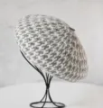 Détail de béret en laine à motif pied-de-poule gris et blanc montrant la texture tricotée. - M (56-58cm) / Pied-de-poule Gris
