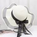 Chapeau de paille pour femme à large bord avec résille noire et nœud pour la plage d'été. - Taille unique / Blanc