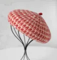Gros plan sur le béret en laine d'alpaga à motif pied-de-poule rouge et blanc, détails tricotés. - M (56-58cm) / Rouge Pied-de-poule