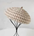Gros plan sur le béret en laine pied-de-poule marron, montrant texture et style vintage. - M (56-58cm) / Pied-de-poule Kaki