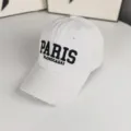 Vue détaillée de la casquette de baseball blanche usée, broderie avant et visière courbée. - Réglable / Blanc
