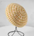 Détail du béret en tricot motif pied-de-poule, texture douce en laine d'alpaga, style vintage. - M (56-58cm) / Pied-de-poule Jaune