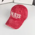 Vue détaillée de la casquette de baseball rouge vintage effet usé avec broderie. - Réglable / Rouge Vin Rétro