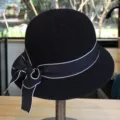 Γυναικείο καλοκαιρινό μαύρο πλεκτό καπέλο με λευκή κορδέλα φιόγκο, αντηλιακή προστασία - M / Μαύρο