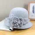 Détail chapeau cloche en feutre de laine gris, orné d'une fleur artisanale, style vintage d'hiver. - Pivoine unie - gris / Réglable