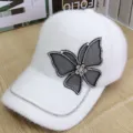 Berretto da baseball in peluche bianco con farfalla in strass e catena brillante donna. - Peluche Farfalla / Bianco